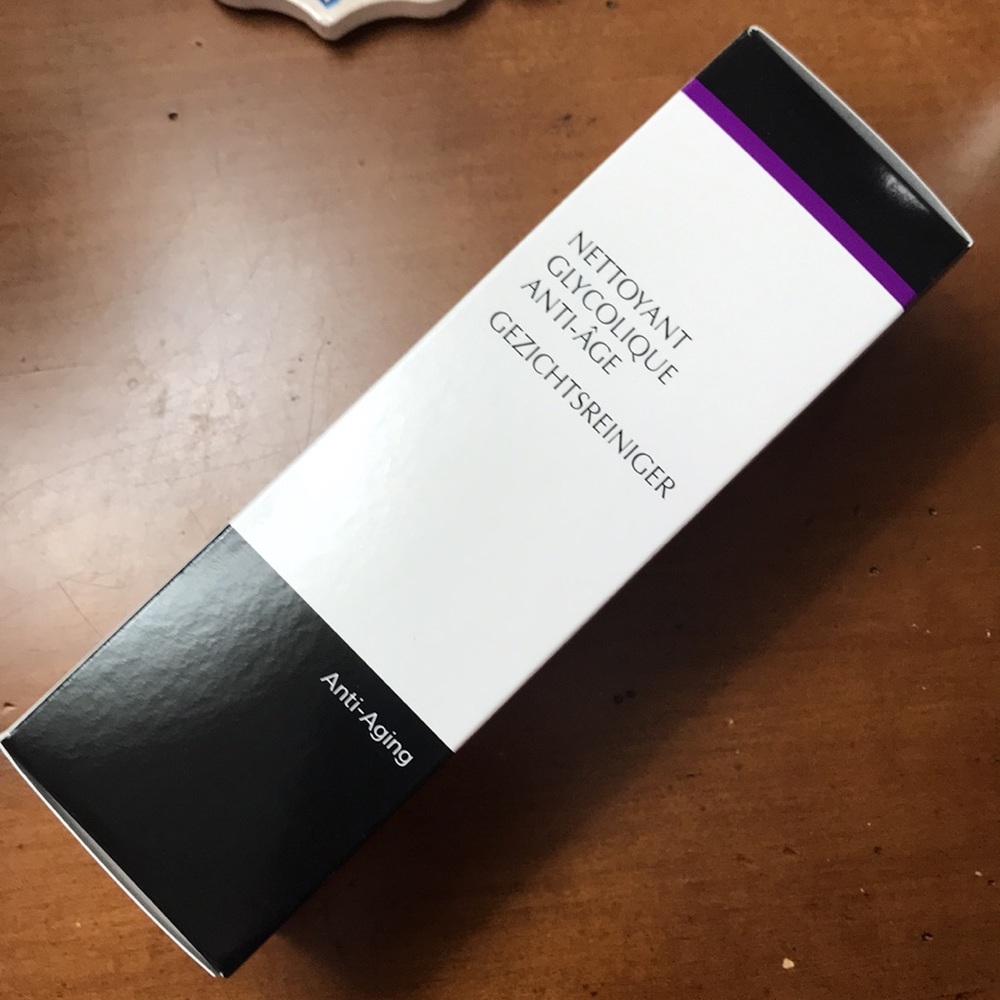 M.A.D. Glycolic Age Diffusing Cleaner - Picture 4 of 6